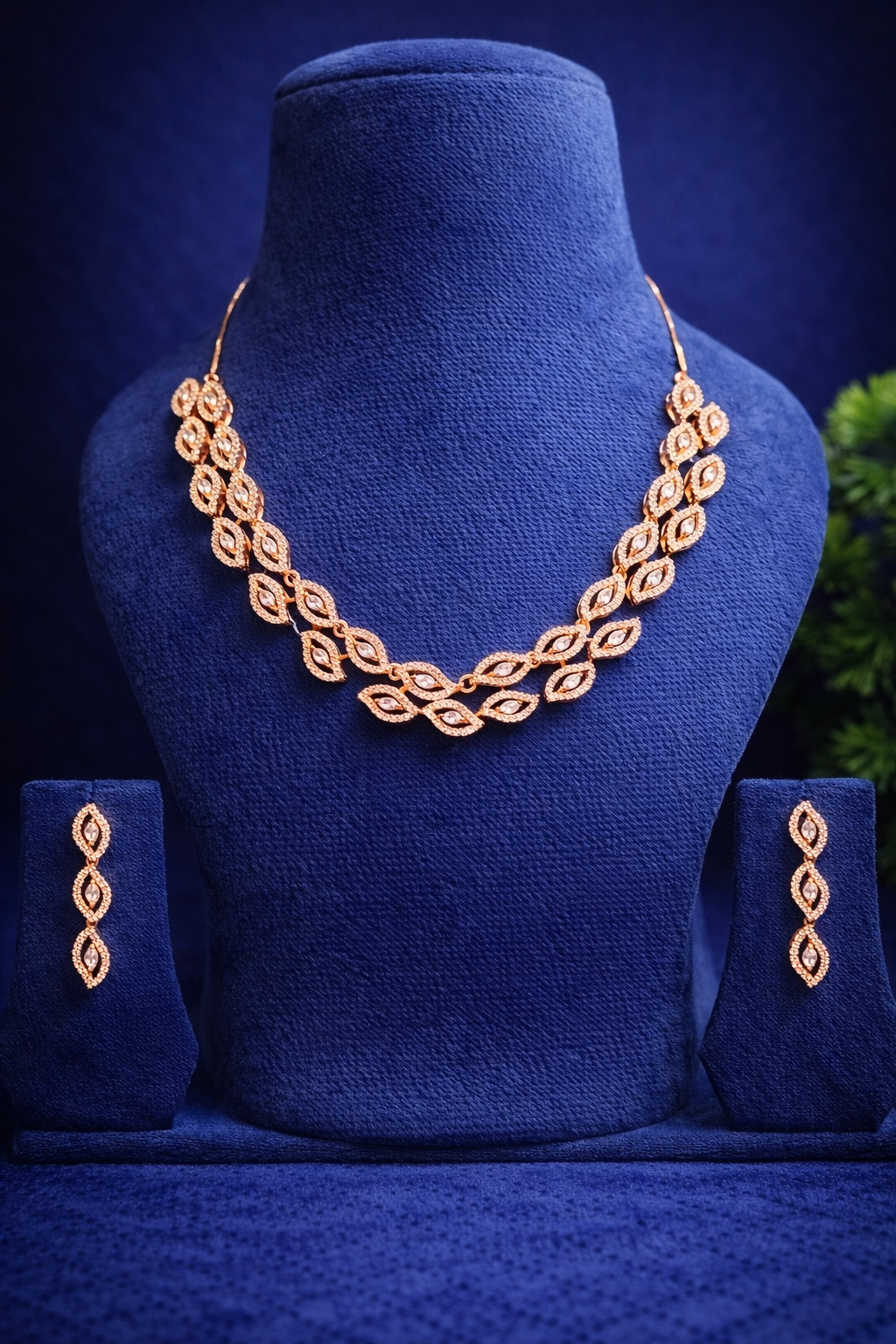 Stylish Gold Plated Leaf Design Necklace Set (MAN12)